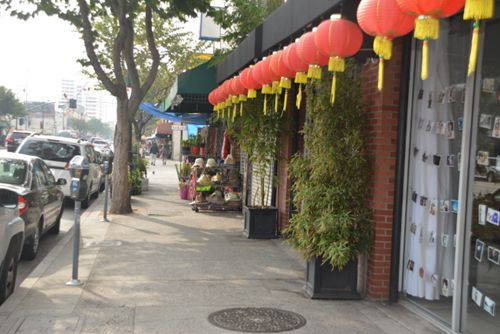 中国侨网传统中国新年将至,贴春联、挂灯笼的华人习俗,容易暴露族裔特征招来窃贼。(美国《世界日报》资料照片)