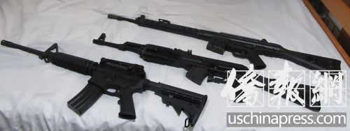 中国侨网张同学一口气买了3只将要被列入攻击性武器行列的长枪。(美国《侨报》/翁羽 摄)