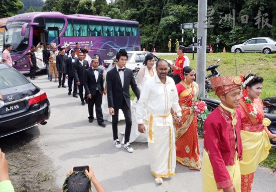 中国侨网10对各族新人牵手步入礼堂。（马来西亚《星洲日报》）
