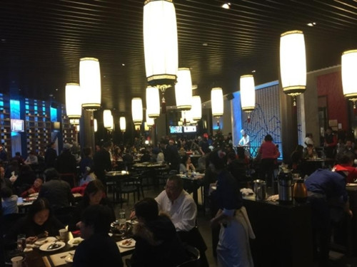 中国侨网南加州平安夜大餐，各华资餐馆挤满人潮。（美国《世界日报》/杨青 摄）