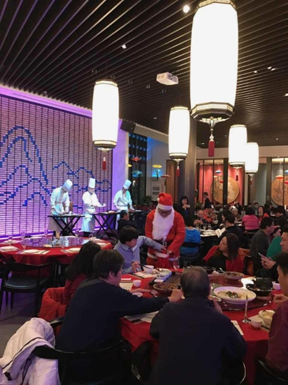 中国侨网南加州平安夜大餐,各华资餐馆挤满人潮。(美国《世界日报》/杨青 摄)