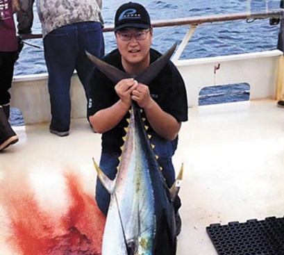 中国侨网热爱海钓的李一博赶在12月底出海，历经六天旅行在墨西哥海域捕获五条大吨位的鲔鱼，最重达120磅。（美国《星岛日报》）