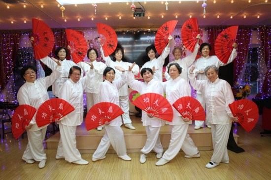 中国侨网老人们跳扇子舞。(美国《世界日报》)