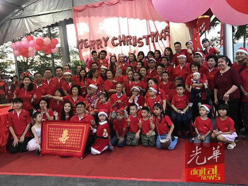 中国侨网5代同聚一堂，为王梦飞庆祝101岁寿诞。（马来西亚《光华日报》）