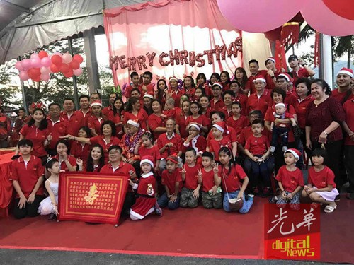 中国侨网5代同聚一堂,为王梦飞庆祝101岁寿诞。(马来西亚《光华日报》)
