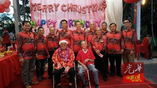 中国侨网巴东勿刹福德祠理事会与王梦飞(坐者左)合影。(马来西亚《光华日报》)