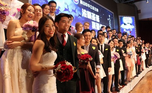 中国侨网圣诞佳节适逢星期天的美好日子,36对新人在亲朋好友的祝福下参加集体注册仪式。(马来西亚《星洲日报》)