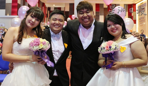 中国侨网黄玲玲(左起)、郑各志、周伟杰、吴呤婷四人的感情很好,所以也约好了要在同一天注册结婚。(马来西亚《星洲日报》)