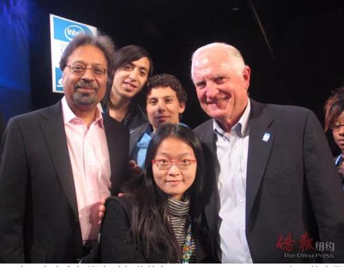 中国侨网潘莹(中)高中参加比赛时与英特尔CEO Craig Barrett(右)的合影。 (美国《侨报》/潘莹提供)