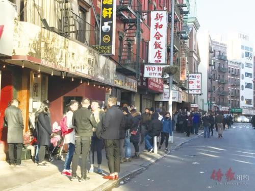 中国侨网华埠街头餐馆门前大排长龙。（美国《侨报》/陈辰 摄）