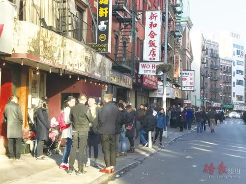 中国侨网华埠街头餐馆门前大排长龙。(美国《侨报》/陈辰 摄)