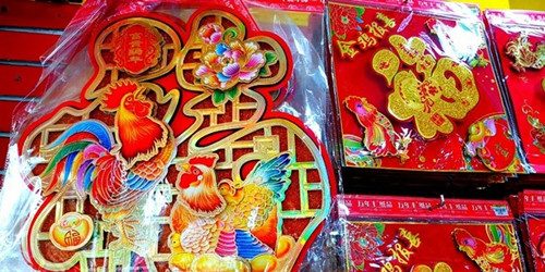 中国侨网以鸡为主题的新年贴纸。(马来西亚《诗华日报》)