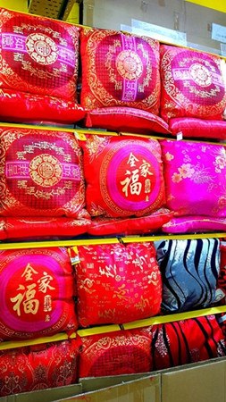 中国侨网精美的新年抱枕。(马来西亚《诗华日报》)