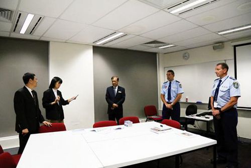 中国侨网悉尼中央警察局介绍情况。(澳洲新快网)