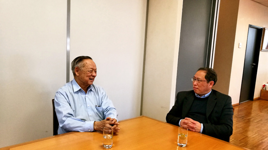 中国侨网陈克威先生（左）接受欧洲时报专访。（法国《欧洲时报》/孔帆 摄）