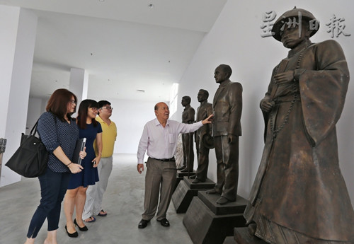 中国侨网多座名人铜雕立在博物馆展厅内，栩栩如生。（马来西亚《星洲日报》）