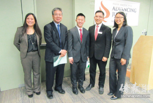 中国侨网AAAJ-LA 代表（左一和右一）、亚裔学生、家长及哈佛大学华人校友表态支持平权法。 （美国《侨报》/翁羽 摄)