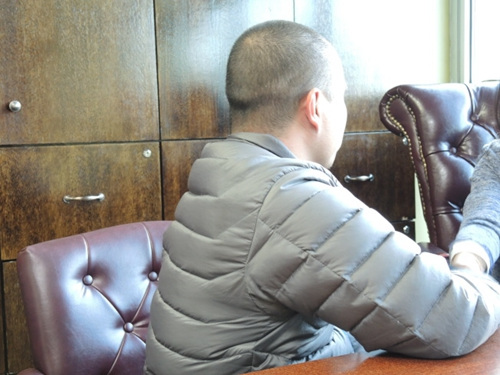 中国侨网邵先生讲述过去八个月的经历。(记者朱蕾/摄影)