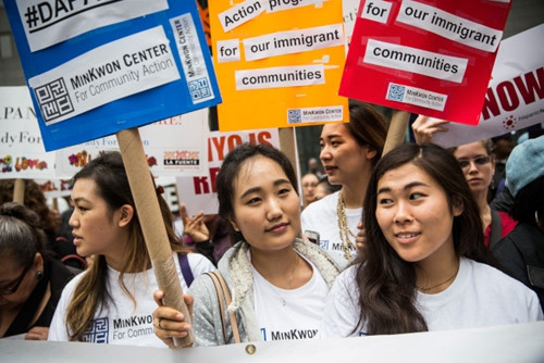 中国侨网2016年5月大批亚裔在曼哈顿街头示威，呼吁最高法院支持奥巴马总统的移民行政令。(美国《世界日报》/档案照)