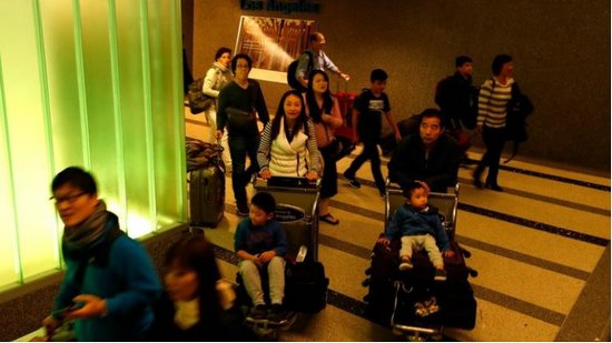 中国侨网中国国际航空公司CA987航班抵达洛杉矶国际机场之后，乘客进入航站楼。美国2015年共向中国游客发出227份签证，但没有跟踪在美生育的旅客。(美国中文网)