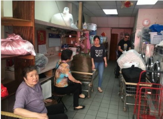 中国侨网郑女士(左一)无奈结束洗衣店营业。(美国《世界日报》/高梦梓 摄)