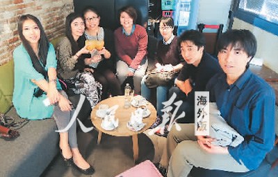 中国侨网陈方(左二)给前往西班牙留学的中国留学生分享留学经验,图为她和中国留学生的合影。 图片由受访者提供