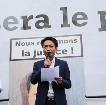 中国侨网池万升在“9·4”反暴力游行时代表侨界致辞。(法国《欧洲时报》/黄冠杰 摄)