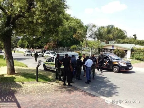 中国侨网警察将歹徒抓到车上。(南非华人网)