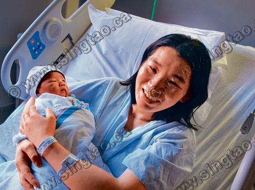 中国侨网王龙珠诞下大多区首名“元旦宝宝”Alan。(加拿大《星岛日报》)