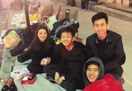 中国侨网华裔学生在科罗拉多大道通宵等待看花车游行。（美国《侨报》/学生供图）