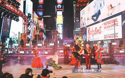 中国侨网当地时间2016年12月31日晚,纽约跨年倒计时的水晶球缓缓升上时报广场夜空时,中国文化展示表演登上时报广场主舞台,拉开整晚庆典活动的大幕。 中新社记者 廖攀 摄