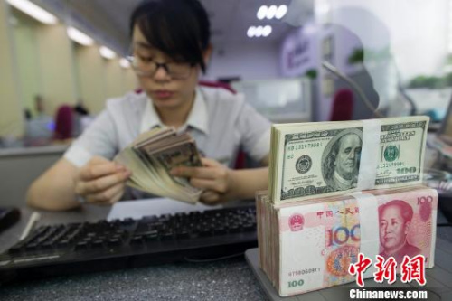 中国侨网资料图。山西太原，银行工作人员正在清点货币。 张云 摄