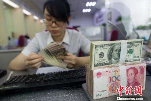 中国侨网资料图。山西太原,银行工作人员正在清点货币。 张云 摄