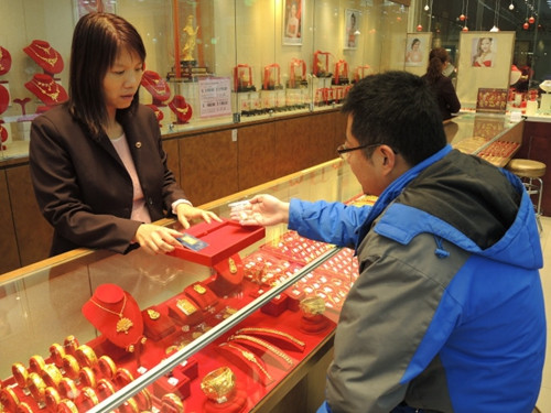 中国侨网华裔民众在法拉盛的金店内选购金条。(美国《世界日报》/朱蕾 摄)