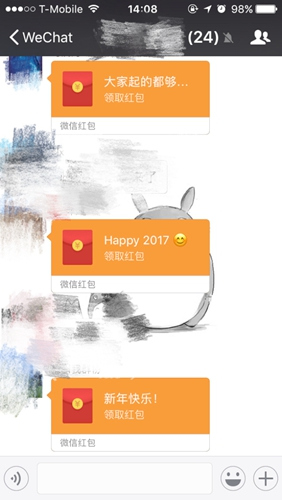 中国侨网迎接2017,华人的微信群中红包连连。(美国《世界日报》)
