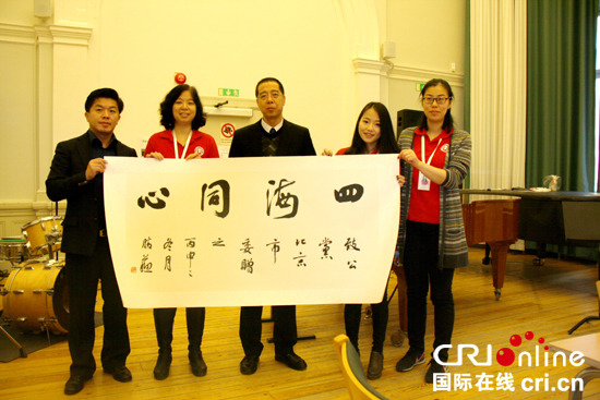 中国侨网访问团团长刘学增(左三)向北欧致公协会(筹备)总召集人之一叶沛群(左一)、瑞青华文学校副校长赵福红(左二)赠送书法作品