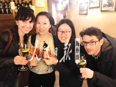 中国侨网孙雅静(右二)和同学教房东夫妇做完西红柿鸡蛋面后,他们举杯庆祝。(图片由受访者提供)