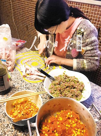 中国侨网张琰正在准备各种食材，打算邀请外国朋友到家里吃中餐。（图片由受访者提供）