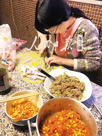 中国侨网张琰正在准备各种食材,打算邀请外国朋友到家里吃中餐。(图片由受访者提供)