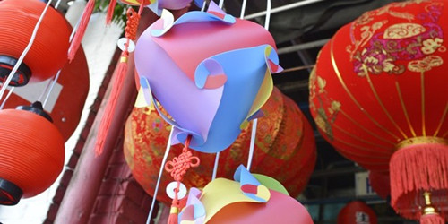 中国侨网马币趋软灯笼售价水涨船高。(马来西亚《诗华日报》)