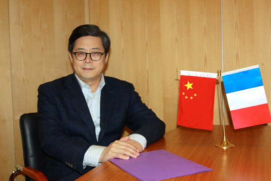 中国侨网中国驻法使馆教育公参马燕生接受《欧洲时报》专访。（法国《欧洲时报》/张新 摄）