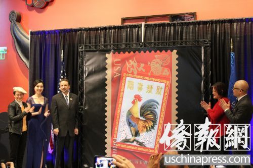 中国侨网贵宾一同为鸡年邮票揭幕。（美国《侨报》/杰克 摄）