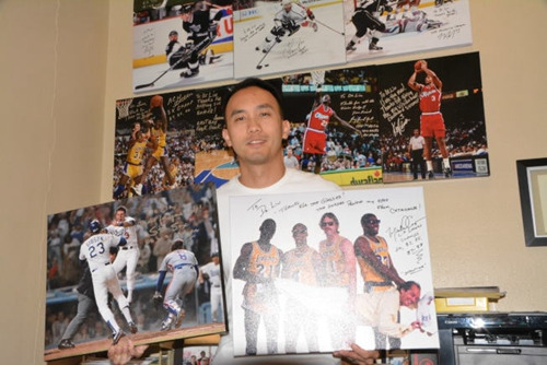 中国侨网眼科医师廖国彬尤其喜欢NBA洛杉矶快艇队，收集明星球员签名，与其中部分球星结为好友。(美国《世界日报》/启铬 摄)