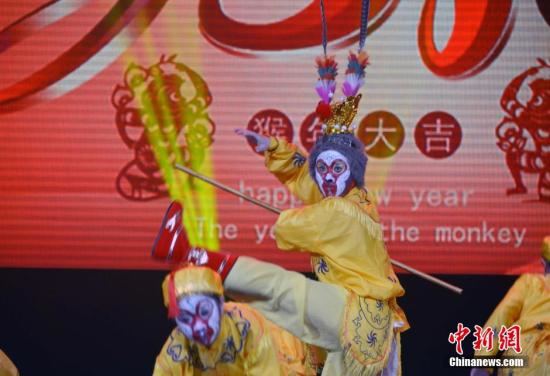 中国侨网资料图:当地时间2016年2月12日,农历大年初五晚,“文化中国·四海同春”欧洲艺术一团在巴黎会议宫举行首演。图为法国华侨华人会中文学校的小学员表演舞蹈节目《金猴迎春》。 (中新社 龙剑武 摄)