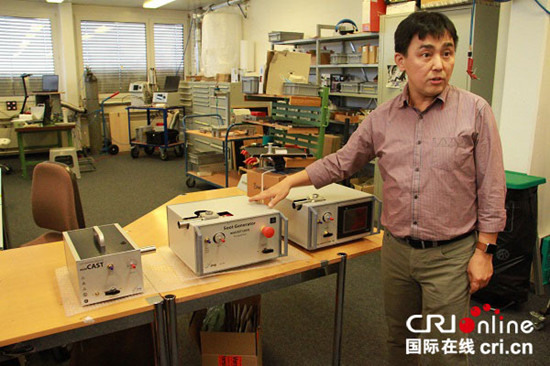 中国侨网景连鹏和他发明的悬浮颗粒物发生器。
