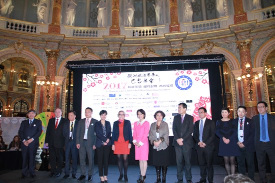 中国侨网各方代表祝贺战略合作协议签署。（法国《欧洲时报》/孔帆 摄）