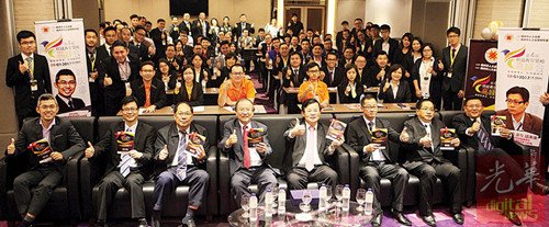 中国侨网青年领袖高峰会吸引41个华团及135位青年参与。(马来西亚《光华日报》)