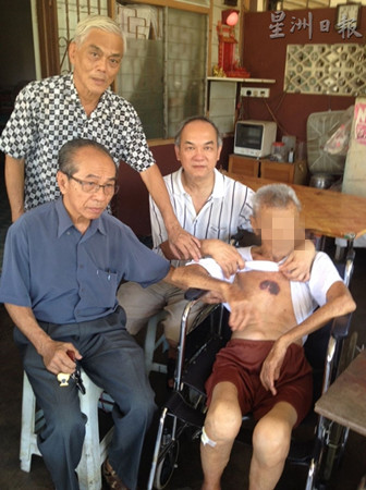中国侨网何子孟(左坐者)探访死者父亲黎材殿(右坐者);后排左起为卢家援及陈大成。(马来西亚《星洲日报》)