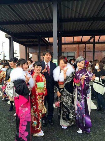 中国侨网熊本灾后复兴中的成人式样。右二为华人女孩。(日本《中文导报》)