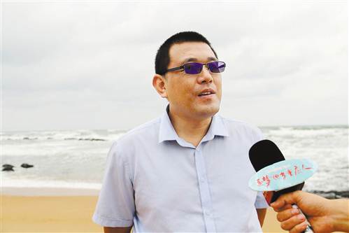 中国侨网杨泽涛在接受记者采访。